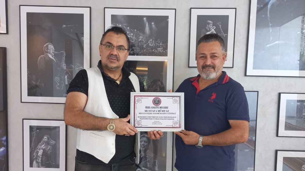 Antalya'nın Ünlü ses Sanatçısı ve müzik eğitmeni  Mustafa Mümtaz'a Özel Kalite Belgesi verildi