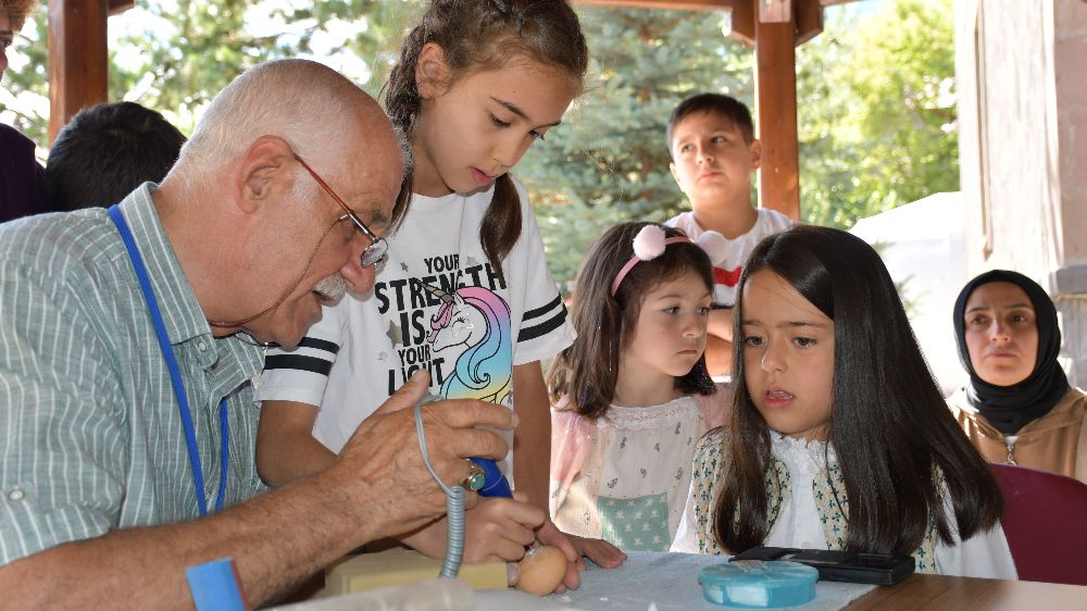 Ardahan'da Yumurta kabuğundan çocuklara sanat eğitimi