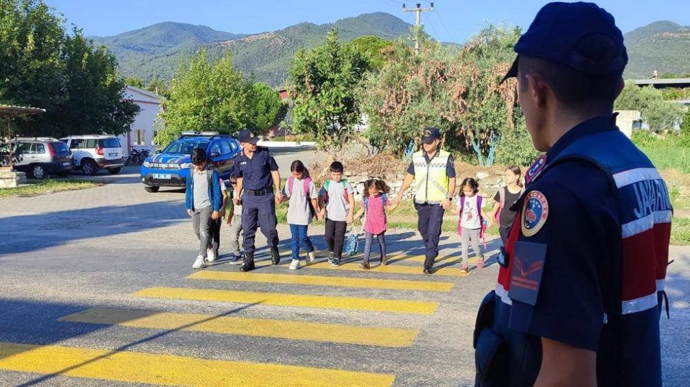 Aydın'da Jandarma Ekiplerinden Okul Servislerine Denetim