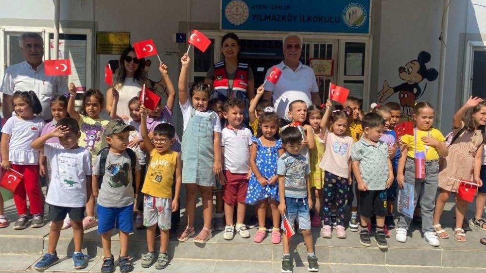 Aydın'da Jandarma miniklerin okul heyecanını paylaştı