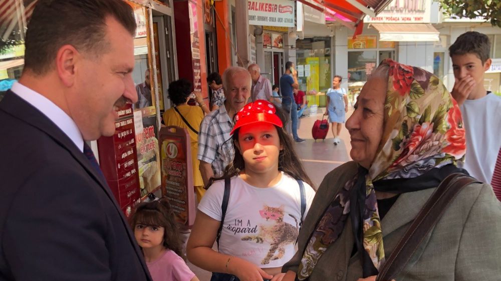 Balıkesir Büyükşehir Belediye Başkan Yılmaz’a sokakta büyük ilgi
