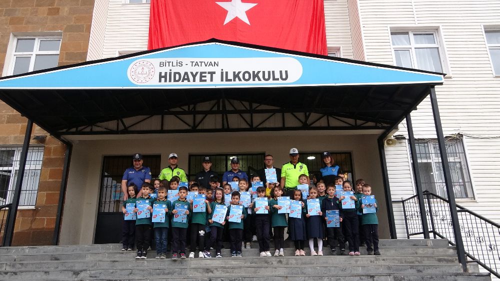 Bitlis Tatvan’da öğrencilere   “Milli Projeler” temalı boyama kitabı dağıtıldı