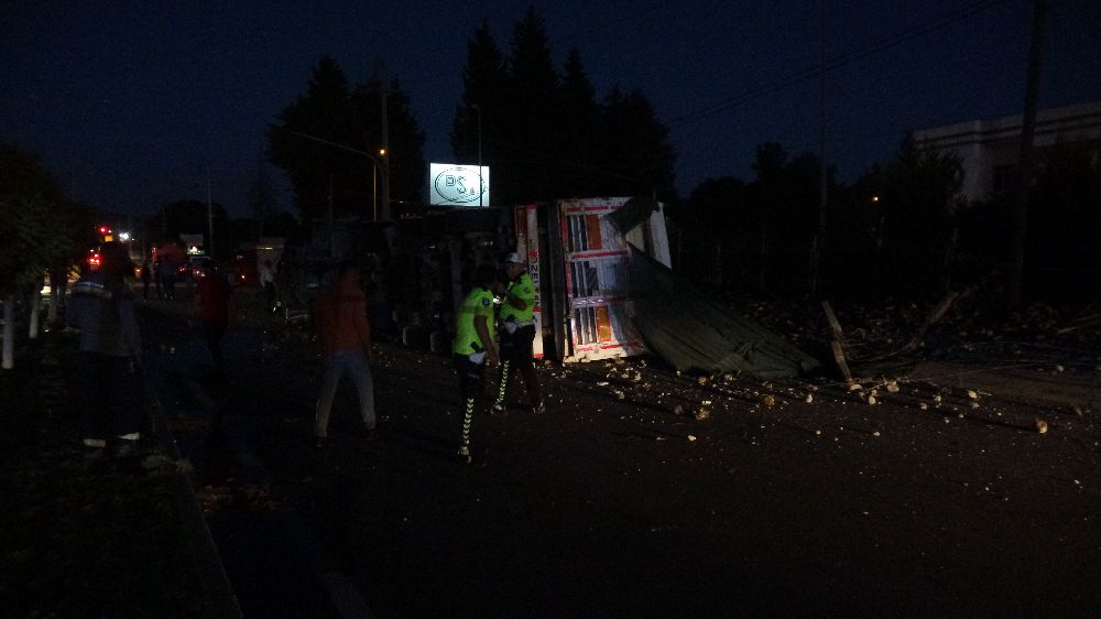 Burdur'da kaza 1 ağır yaralı Pancar yüklü tır devrildi