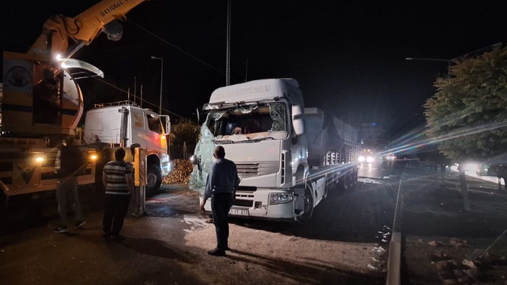 Burdur’da Pancar Sezonu Açılışı öncesi Kaza  pancar yüklü tır devrildi:1 yaralı