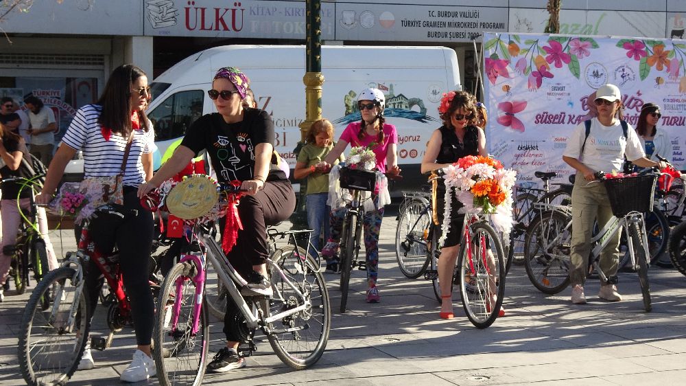 Burdur'da Süslü kadınlar bisikletle farkındalık yarattı