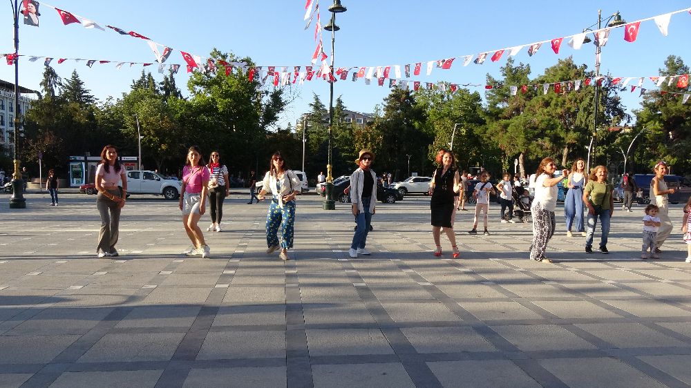 Burdur'da Süslü kadınlar bisikletle farkındalık yarattı