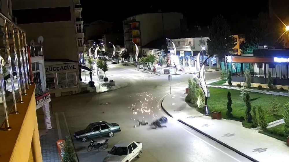 Burdur Gölhisar'da Kaldırıma Çarpan motosiklette 2 kişi yaralandı