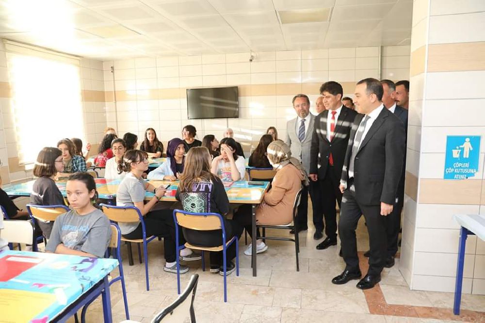 Burdur Valisi Türker Öksüz, Ercan Akın Fen Lisesi Pansiyonunda kalan öğrencilerle buluştu