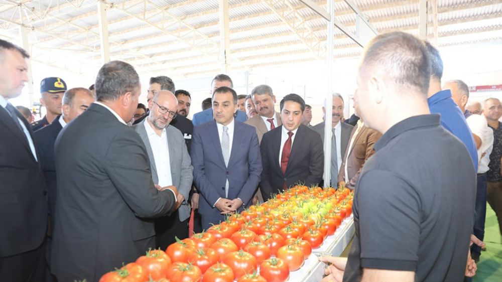Burdur Valisi Türker Öksüz, tarım sergisinin açılışını yaptı