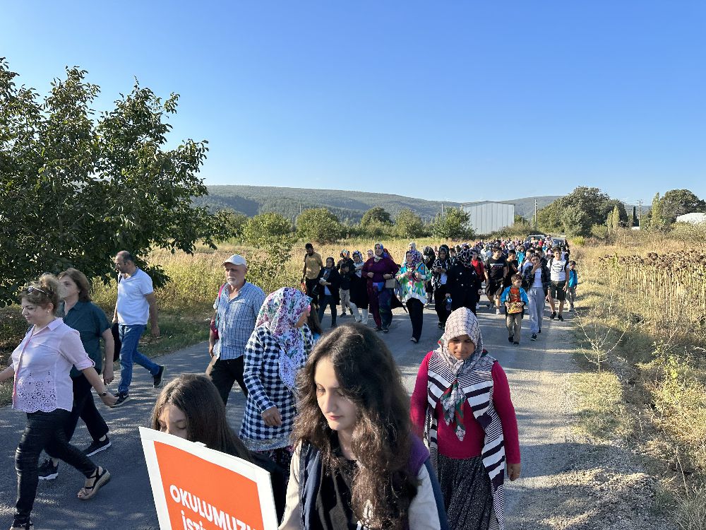 Bursa'da depreme dayanıksız okulun öğrencileri, 1 saat yürüyerek okula gidiyor