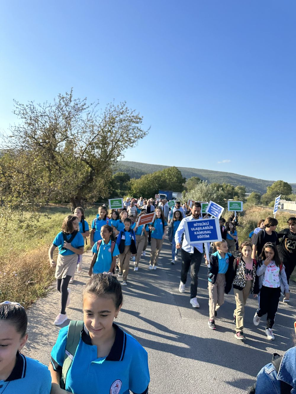 Bursa'da depreme dayanıksız okulun öğrencileri, 1 saat yürüyerek okula gidiyor