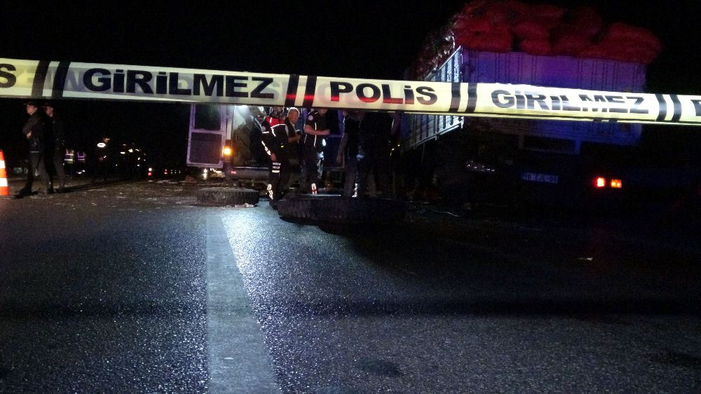 Bursa'da dinamit yüklü kamyon devrildi