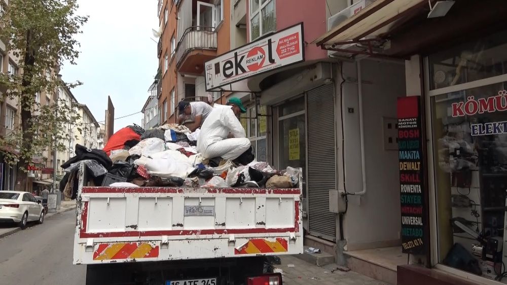 Bursa'da Sokak sokak çöp toplayan kadın, babasının evinde biriktirdi