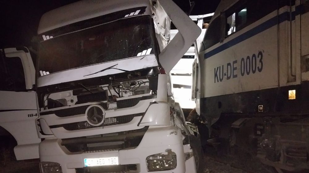 Diyarbakır’da  feci kaza; trenin çarptığı tırın sürücüsü ağır yaralandı, hayvanlar telef oldu