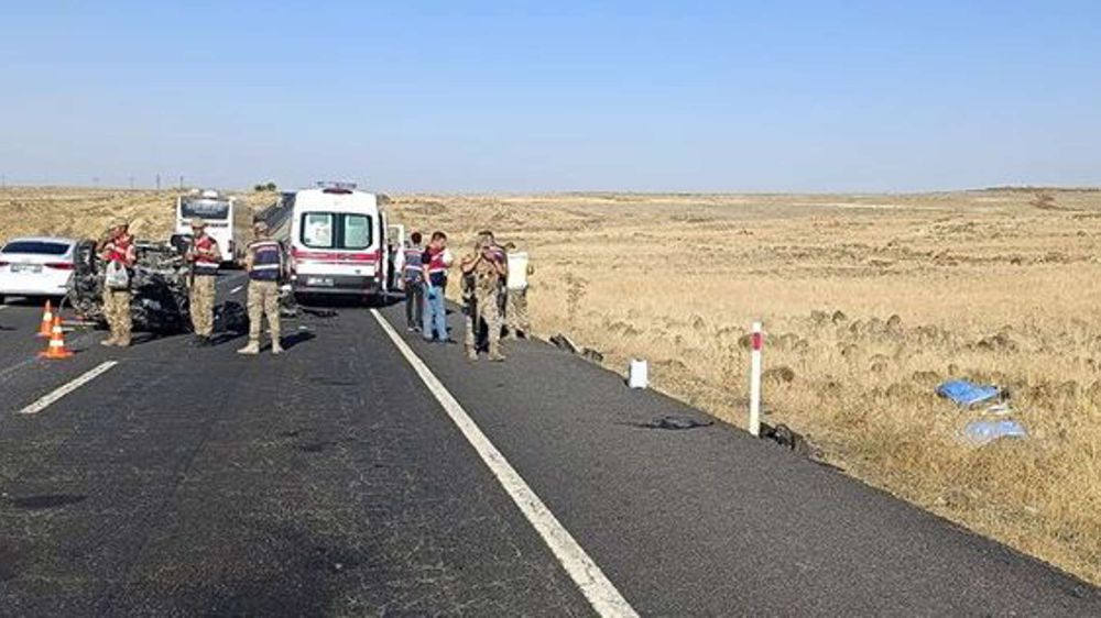 Diyarbakır Ergani Otomobil Lastiği patladı takla attı: 3 ölü