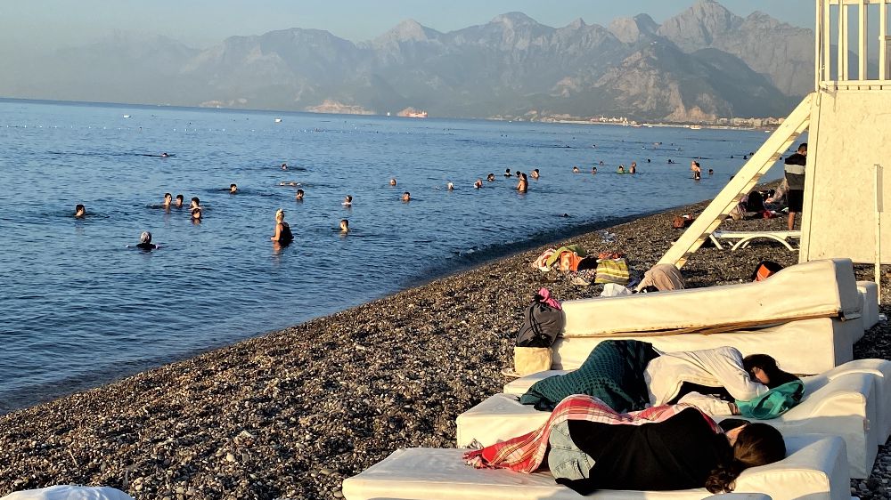 Dünyaca ünlü sahil sıcak sebebiyle açık hava oteline dönüştü