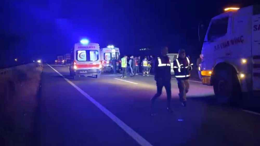 Erzurum Horasan'da Feci kaza   yolcu otobüsü traktör römorkuna çarptı: 2 ölü, 14 yaralı