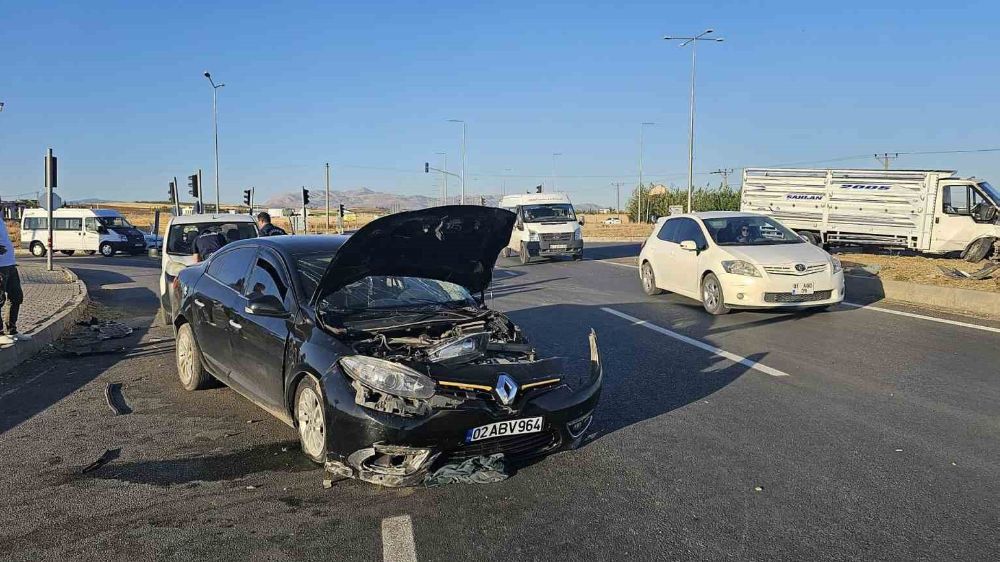 Kahta'da Trafik Kazası: 2 Yaralı 