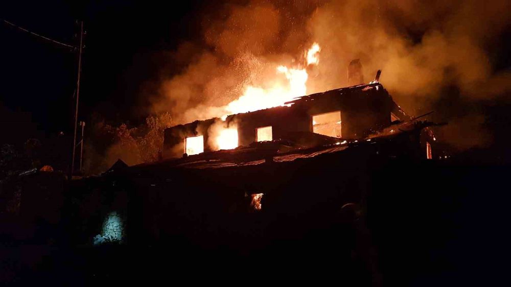 Karabük Safranbolu İki katlı ev alev alev yandı