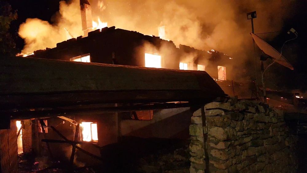 Karabük'te iki katlı ev cayır cayır  yandı