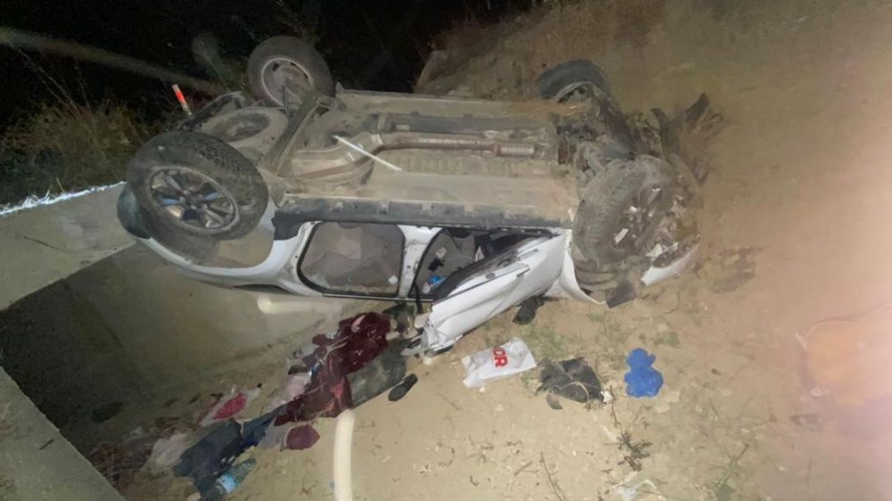Karaman'da devrilen otomobilde sıkışan 3 kişiyi itfaiye ekipleri  kurtardı