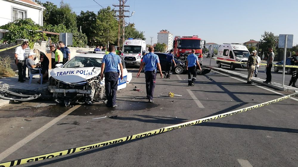 Karaman'da polis aracı ile otomobil çarpıştı