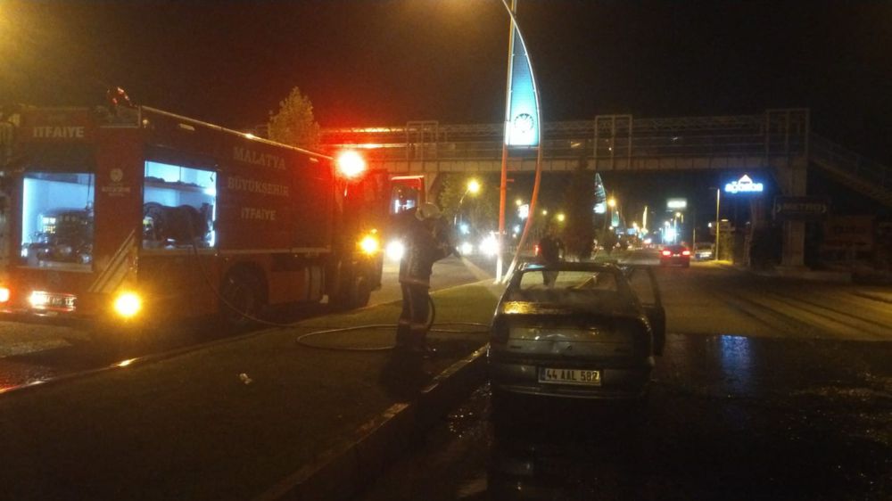 Malatya'da otomobil alev topuna döndü: 2 yaralı