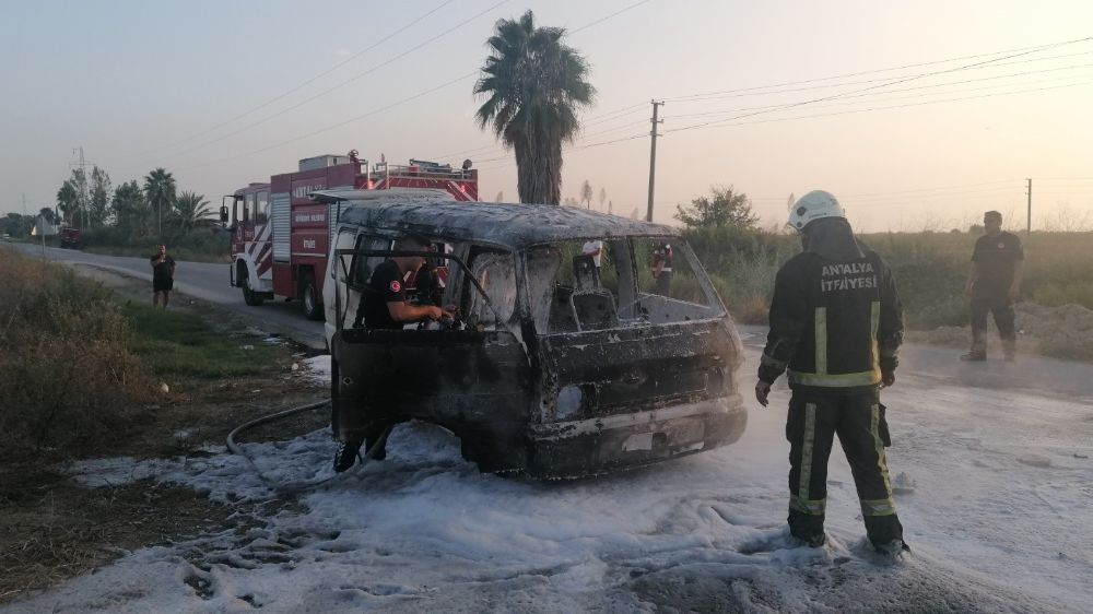 Manavgat' ta Araç yanmaya başlayınca sahibi bırakıp evine gitti