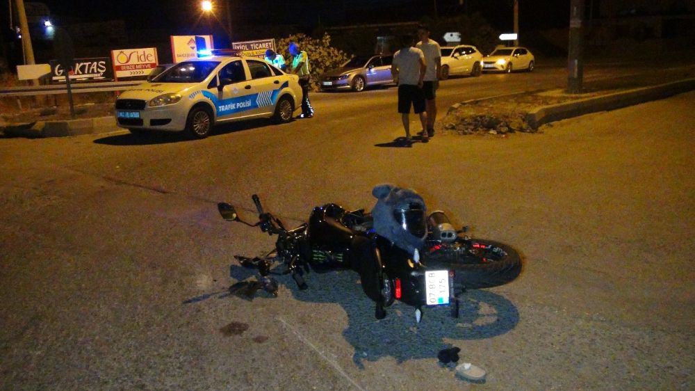 Manavgat' ta hafif ticari araçla motosiklet çarpıştı: 1 yaralı