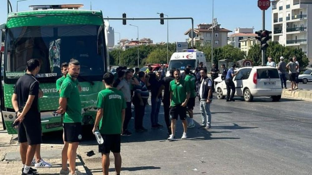 Serik Belediyespor'un otobüsü kaza yaptı: 1 yaralı