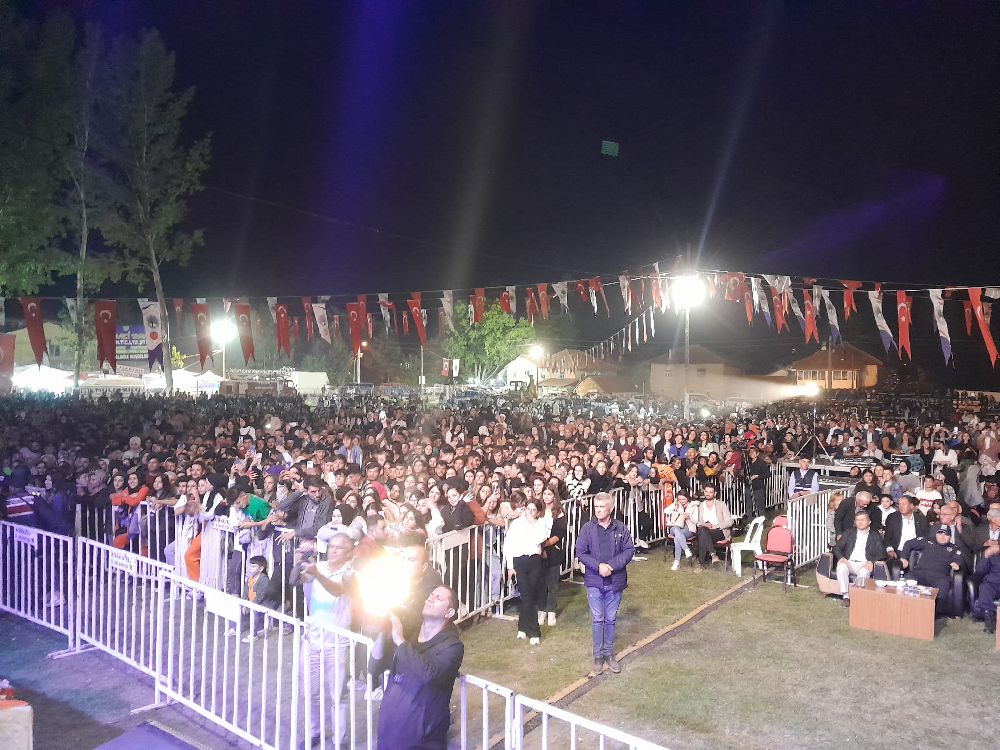 Söğüt'te Domates ve Kültür Festivali'nde Mustafa Ceceli coşkusu