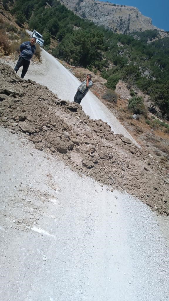 Tapulu araziden geçen yol krizi Kepçeyle kazıp trafiğe kapattı