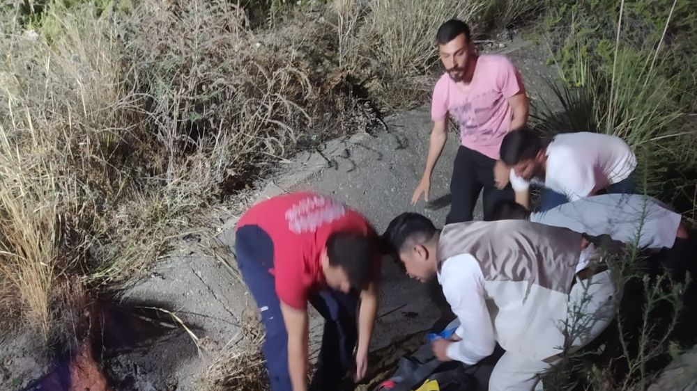 Tarsus'ta su tahliye bacasına düşen kişiyi itfaiye ekipleri çıkardı