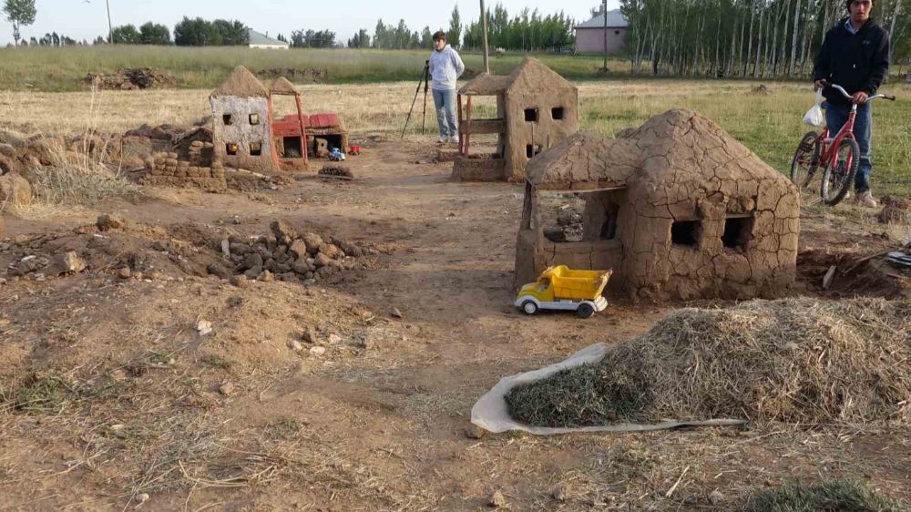 Van'da iki çocuk çamurdan  minyatür evler inşa ediyor