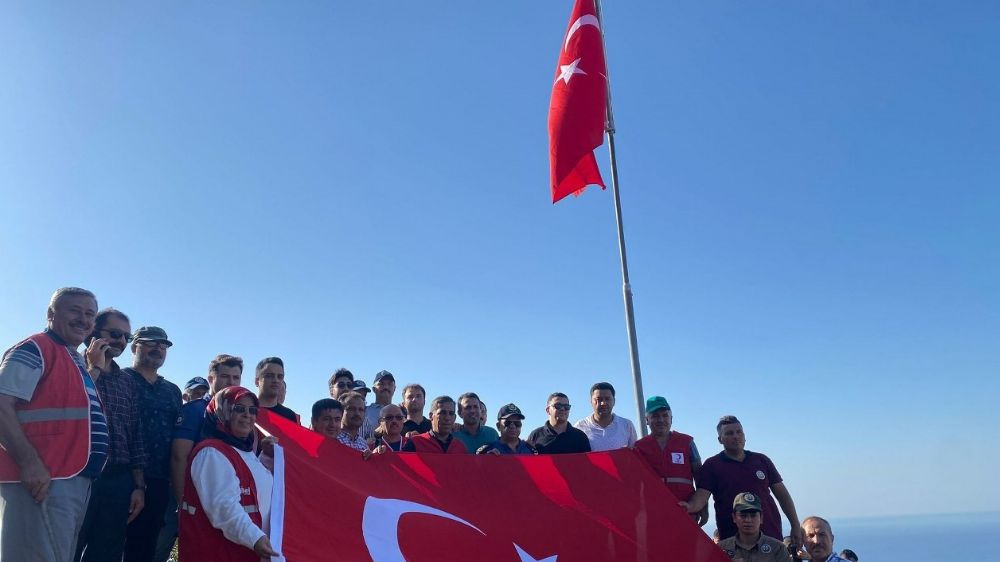 100. yılda Türk bayrağını yenilediler