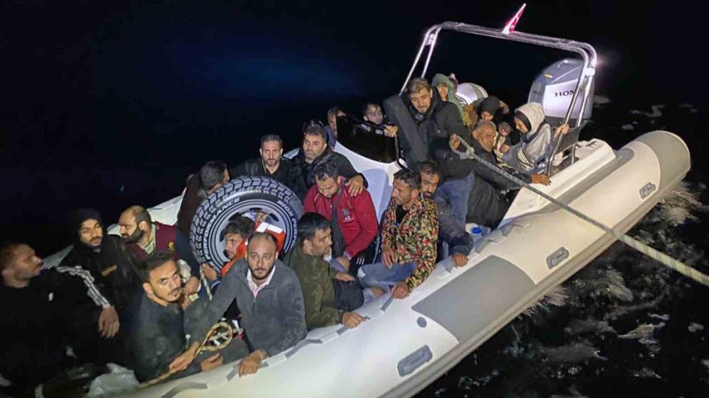 25 Düzensiz göçmen ve kaçakçısı yakalandı