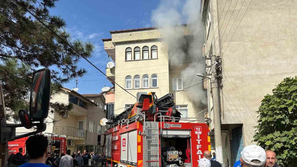 3 katlı binanın ikinci katında yangın çıktı