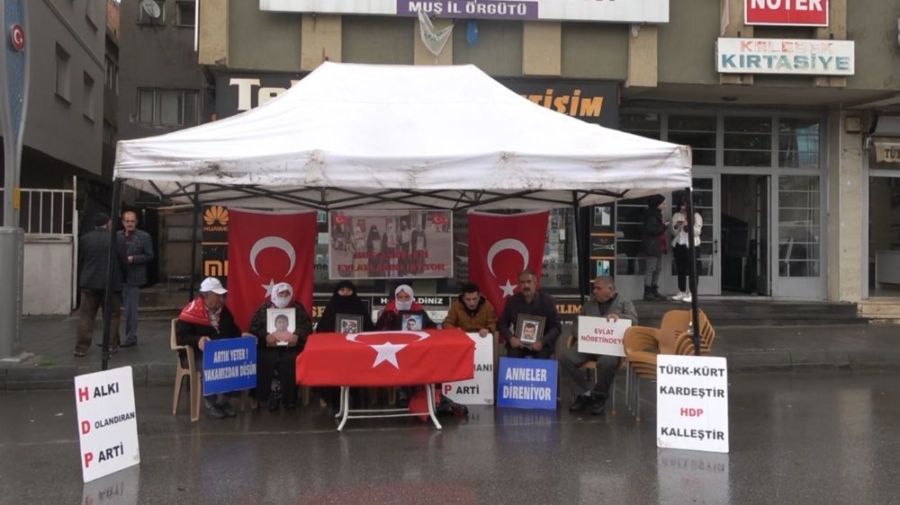 Acılı aileler evlat nöbetini ara vermedi; yağmur çamur dinlemediler