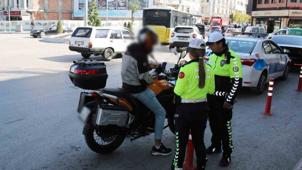 Afyonkarahisar’da ’şok’ denetimine 12 sürücüye ceza
