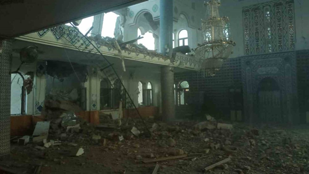Ağır hasarlı bina kontrollü yıkımda camii üzerine devrildi