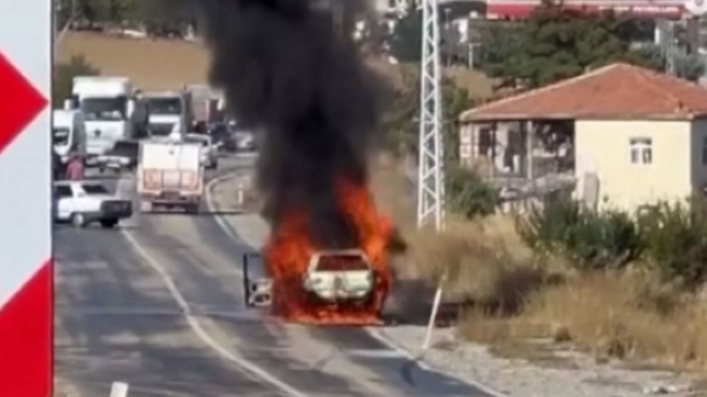 Aksaray'da yanan aracı söndürmek isterken kendisi yandı