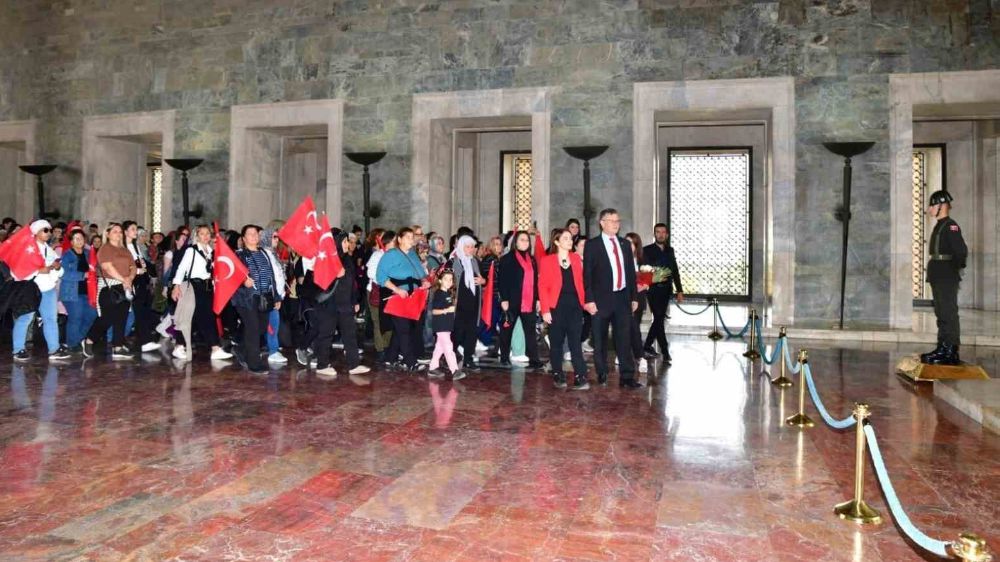 Alaşehir Belediyesi kadınlarla birlikte Anıtkabir ziyaret etti