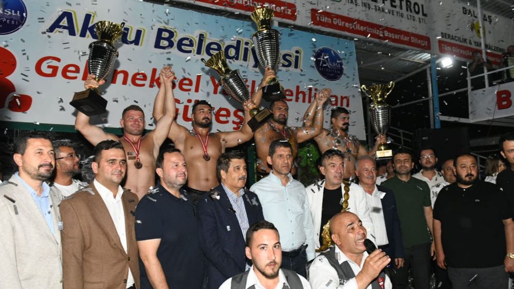 Antalya Aksu’da başpehlivan Finalde Cengizhan Şimşek'i Yenen  Mehmet Yeşil Yeşil oldu