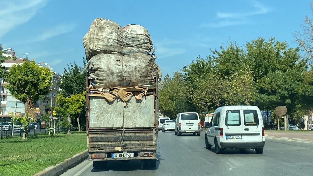 Antalya'da çuval yüklü kamyonetin tehlikeli yolculuğu kamerada