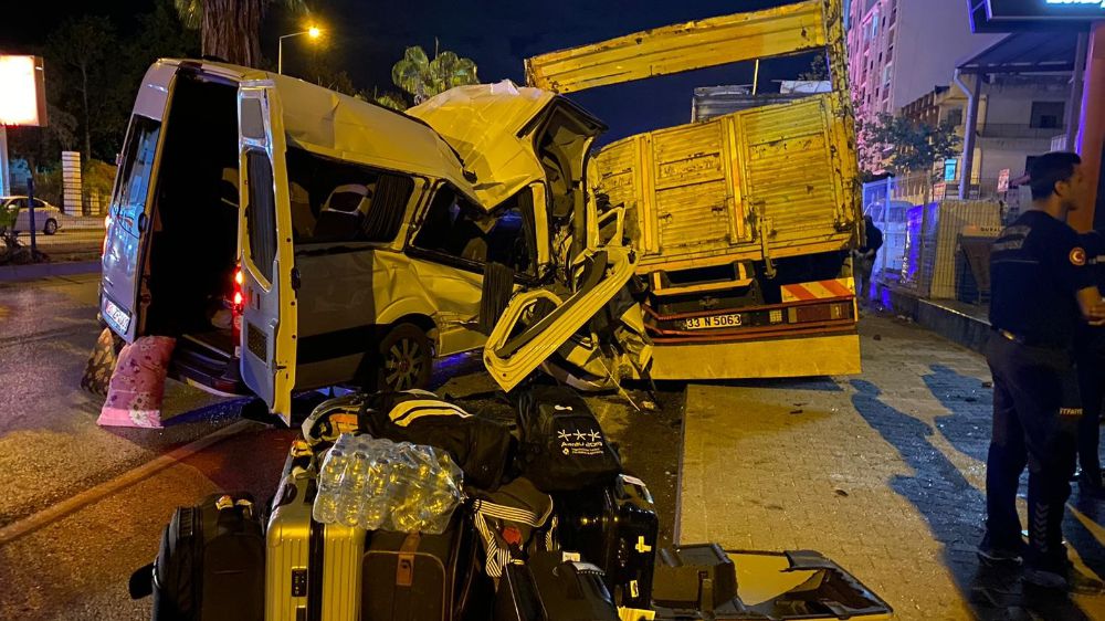 Antalya'da feci trafik kazası: 2 ölü 9 yaralı