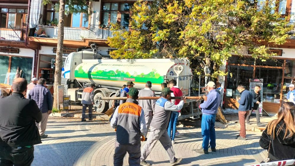 Antalya'da freni boşalan su tankeri iki iş yerine daldı