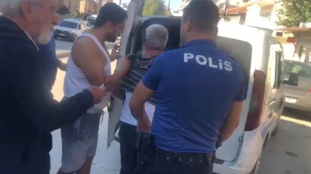 Antalya'da genç kızın yardım çığlıklarını duyup tacizciyi yaka paça polise teslim ettiler