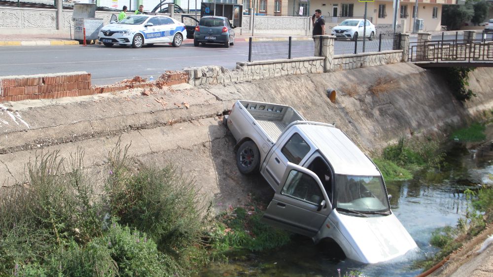 Antalya'da kontrolden çıkan kamyonet sulama kanalına uçtu