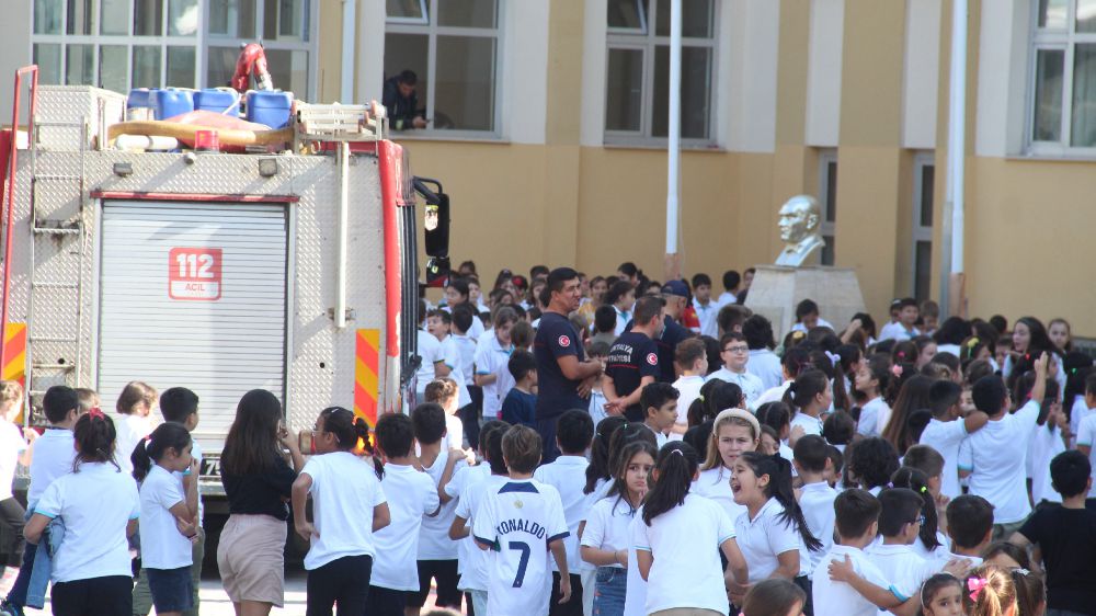 Antalya'da yangına geldiler, öğrencilerin sevgi seliyle karşılaştılar