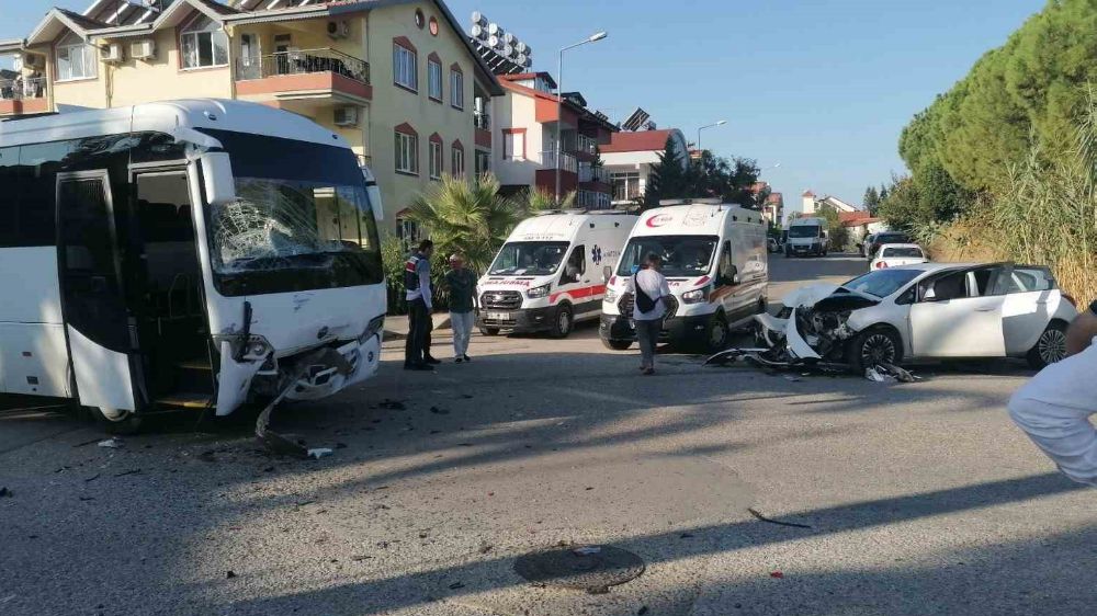 Antalya' da zincirleme kaza ; 3 yaralı
